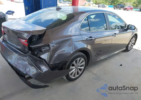 2020 Toyota Camry Le z USA, uszkodzony, nr VIN 4T1C11AK0LU953428